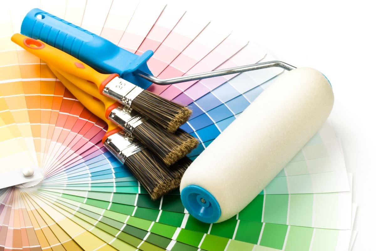 Professional Painting Tools & Color Consultations | Runika.pro Miami Professional painting brushes, rollers, and a curated color palette representing the expert tools and custom color matching services of Runika.pro in Miami