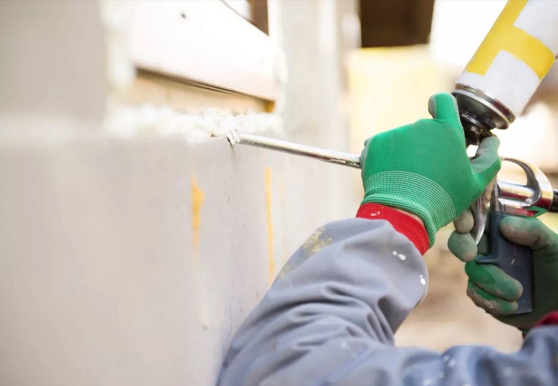 Close-up of a flawless, clean caulking line applied by a Runika.pro craftsman on interior trim, baseboards, or crown molding in a Miami residence
