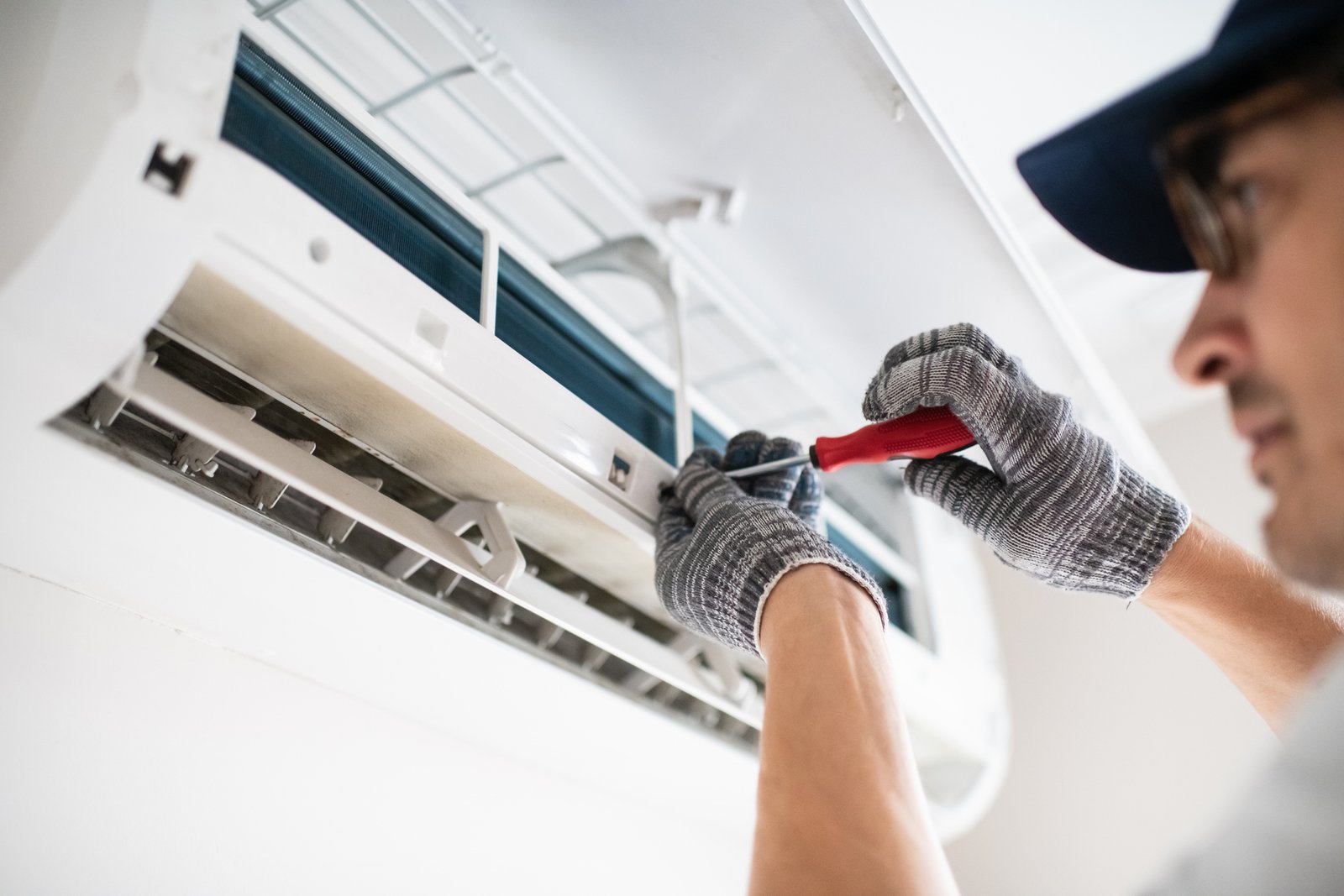 Reliable AC Repair & Maintenance Miami | Your Year-Round Comfort Partner A team of Runika.pro professionals providing complete AC repair and maintenance service for a residential unit in Miami